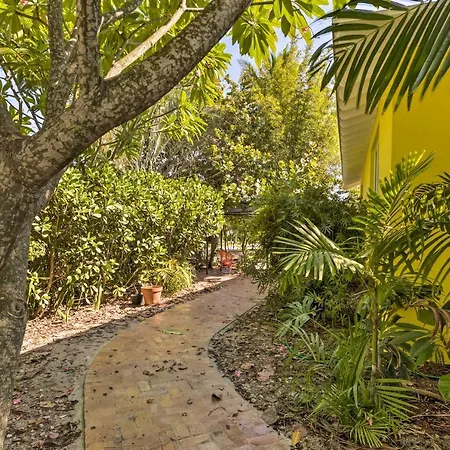 Vibrant West Palm Beach Home Less Than 2 Mi To Beach!